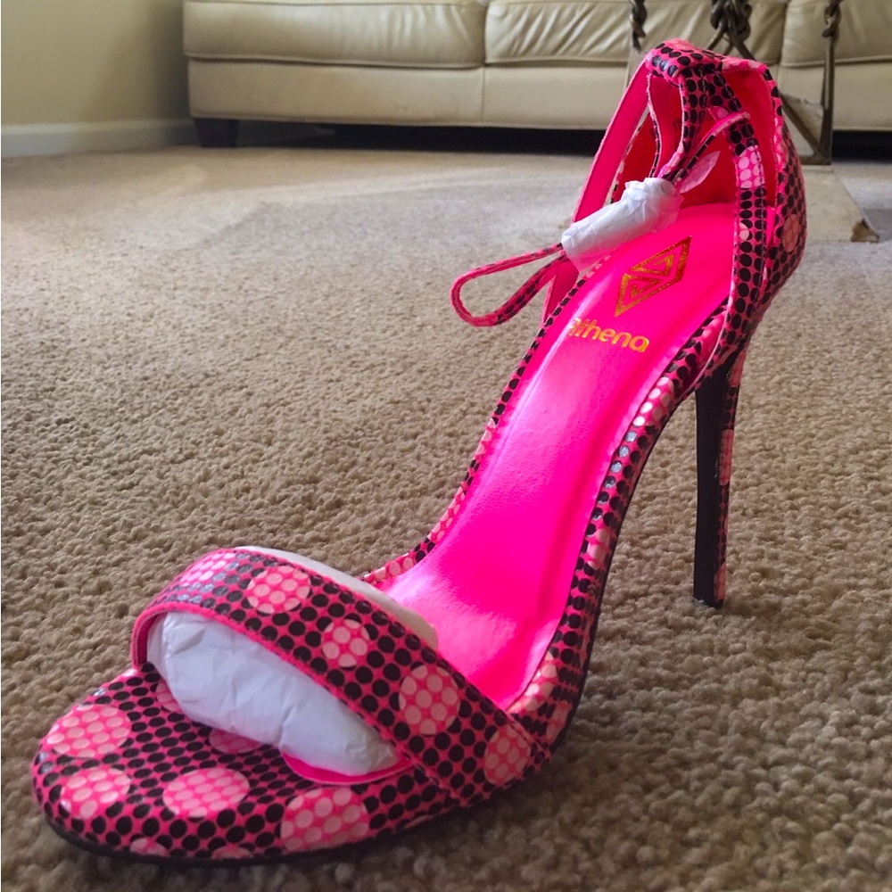Beautiful hot pink and Black ankle strap shoe 🔥